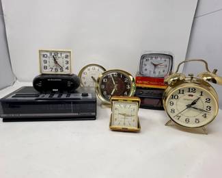 76 VintageAlarmClocksClockRadioCollection