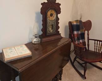 Gate-leg table