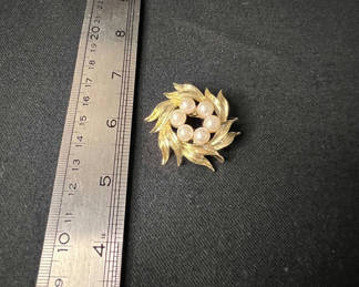 Lot 122: Gold-tone pearl cluster brooch with lattice earrings and gold-tone hoop earrings