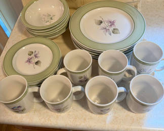 Lot 73: Vintage Thomson Pottery Dinnerware Set