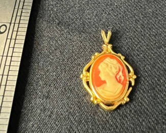 Lot 129: Gold-tone oval cameo pendant with profile portrait