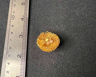 Lot 121: Gold-tone shell-themed jewelry assortment