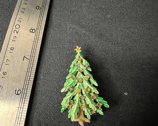 Lot 123: Assorted jewelry pins: Christmas tree, M, seashell pendant, and rose pendant