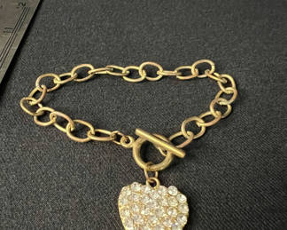 Lot 130: Gold-tone bracelet with pavé heart charm and green gemstone ring