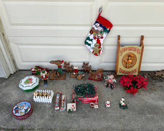 Lot 61: Christmas decorations and figurines collection