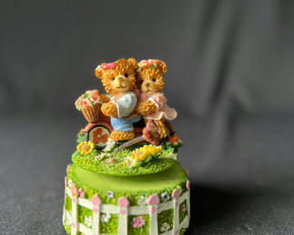 Lot 95: Assorted miniature decorative figurines and music box
