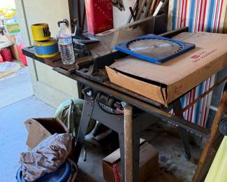 Table saw with accessories- works