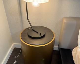 Round Accent Table With table lamp