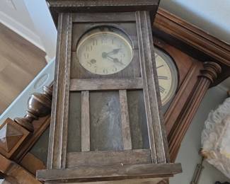 merican Mission Style / Arts & Crafts wall clock case, manufactured between the 1910s and 1920s.