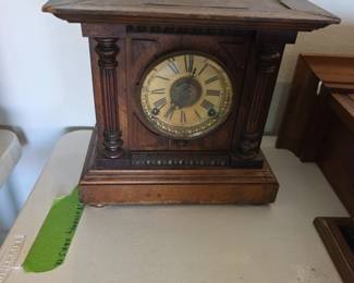 American mantel clock (specifically an architectural or "cabinet" shelf style), manufactured around the late 1890s to early 1900s.