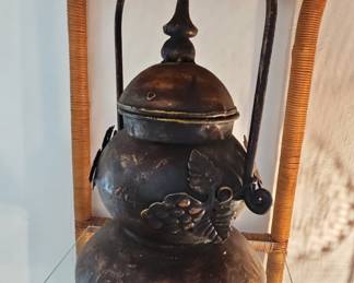 Decorative Metal Gourd-Shaped Table Lamp with Grape Motif