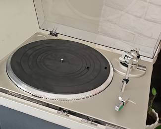 Technics SL-Q300 Quartz Direct Drive Turntable
