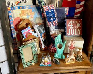 Patriotic decor, nice little side table 