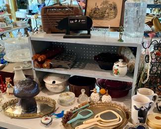 Mirror dressing table try’s and antique radio