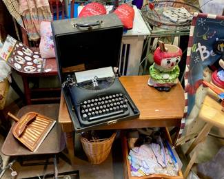 Typewriter and linen 