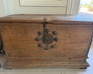 OK THI RUSTIC WOOD CHEST IS AMAZING!