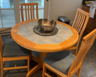 42 Round Oak Dining Table with Inset Tile Top with Four SlatBack Chairs
