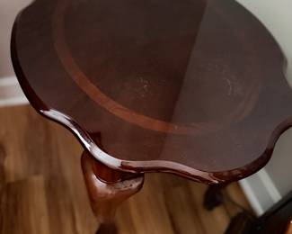 Scalloped Accent side Table