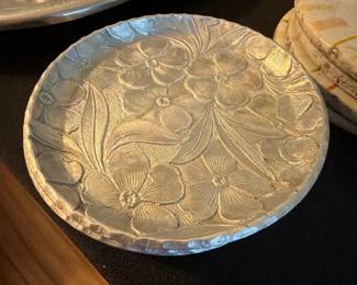 Everlast Hammered Aluminum Dish
