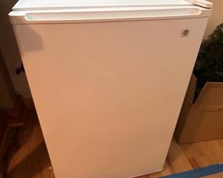 GE . Cu. Ft. Manual Defrost Upright Freezer Model FUMSAARWH