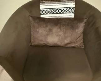Modern Upholstered Barrel Accent Chair with Geometric Throw and Velvet Pillow