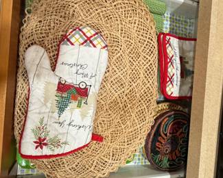 Christmas Red Truck Oven Mitt and Pot Holder Set