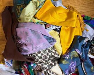 163 assortedvintagescarvesandnecktieslo
