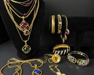 507 assortedgoldtonecostumejewelrylot