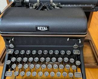 208 royaltypewriterwithwoodentypewriter