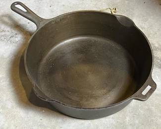 387 vintagegriswoldno8castironskillet