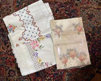 528 vintageembroideredflorallinentrio