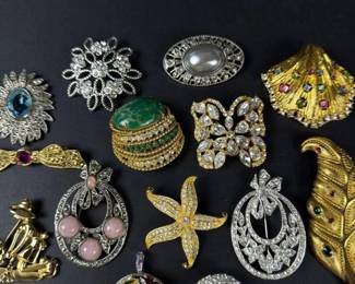 479 assortedvintageandmodernbroochesand