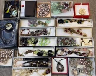 511 assortedcostumejewelrynecklacesanda