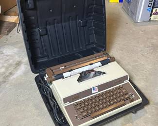 231 royalacademyelectrictypewriterwithh