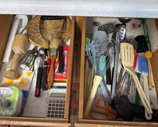 596 assortedkitchenutensillot2drawerse