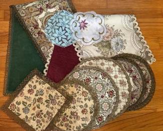 037 assorteddecorativedoilyandplacematc