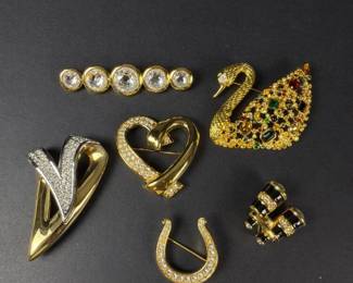 494 fiveswarovskigoldtonecrystalbrooche
