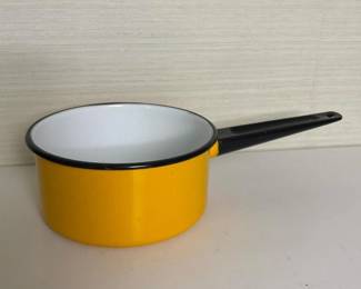 081 vintageyellowenamelsaucepanwithblac