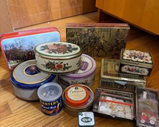 583 assortedvintagetinswithsewingthread