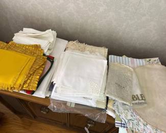 527 assortedtablelinensanddoiliescollec