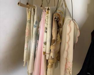 160 vintagelotembroideredfloraltablelin