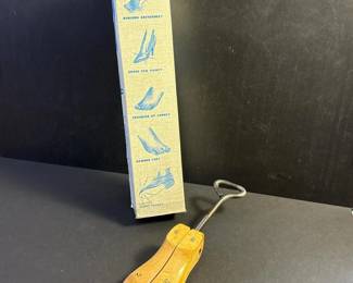 202 belcherwoodenshoestretchersize2uni