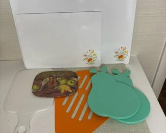 094 assortedcuttingboardsandkuchenretter