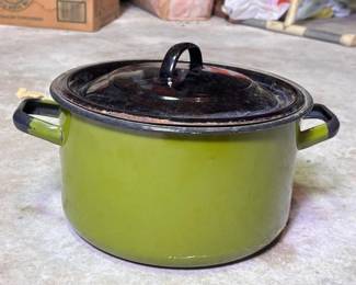 254 vintagegreenenamelstockpotwithlid