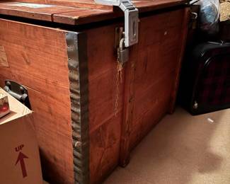 199 woodenshippingtrunkwithunitedstates