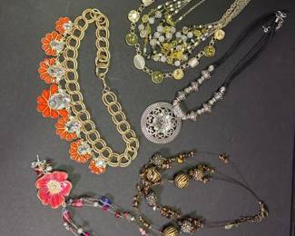 047 assortmentofcostumejewelry