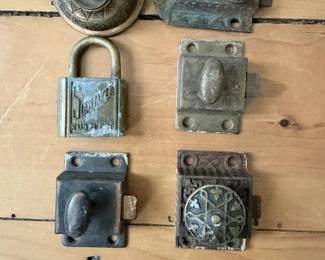 049 vintagebrasslocklatchesanddoorbell