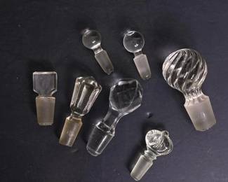 042 assortedglassdecanterstoppersvarious