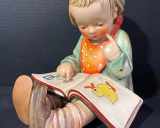 239 largegoebelhummelbookwormgirlreadin