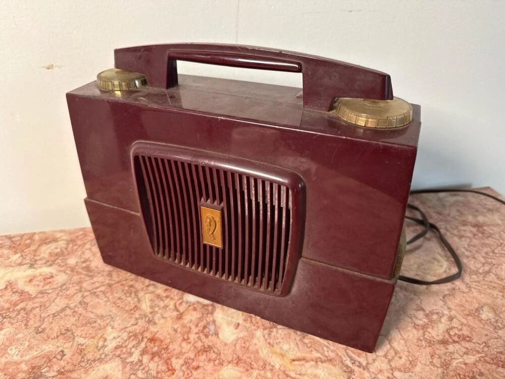 001 philcoportablebakeliteamradio
